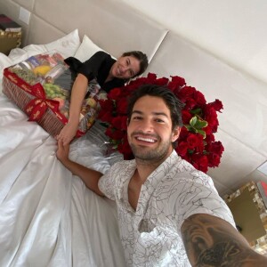 Alexandre Pato surpreende mulher, Rebeca Abravanel, em aniversário