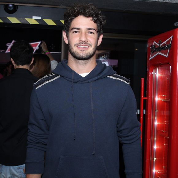 Alexandre Pato faz surpresa nos 40 anos da mulher, Rebeca Abravanel