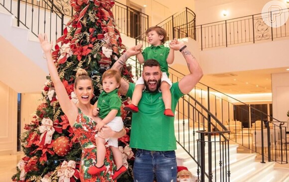 Gusttavo Lima celebra Natal em família e decoração impressiona - Quem