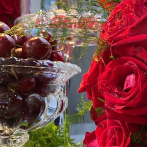Flavia Pavanelli usa flores vermelhas e cerejas na decoração do Natal