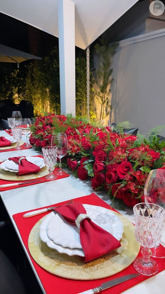 Flavia Pavanelli exibe mesa de Natal decorada