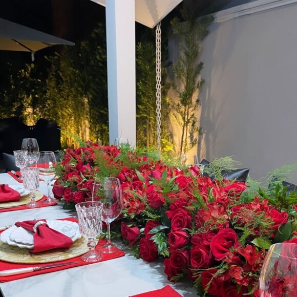 Flavia Pavanelli exibe mesa de Natal decorada