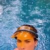 Andressa Suita toma banho de chuva de biquíni em piscina