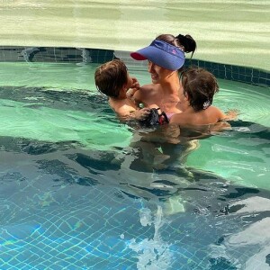 De biquíni, Andressa Suita tomou banho de piscina com amigas e com seus filhos com Gusttavo Lima