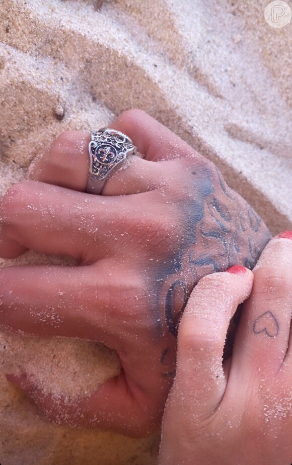 Gabi Martins posta foto segurando mão de Tierry em praia no Nordeste