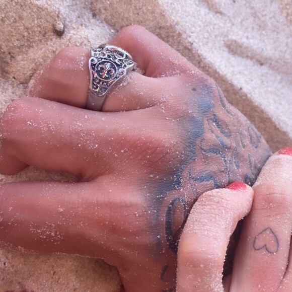 Gabi Martins posta foto segurando mão de Tierry em praia no Nordeste