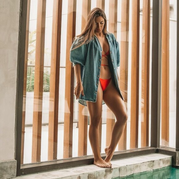 Biquíni escolhido por Jade Magalhães tem amarração na cintura