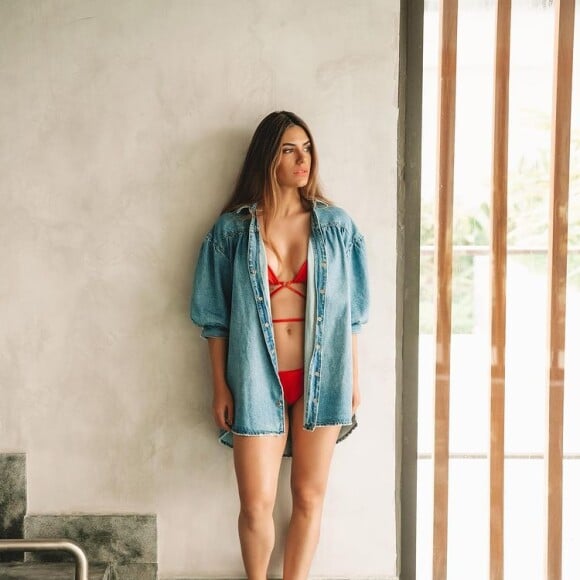 Jade Magalhães usou camiseta jeans junto com biquíni vermelho