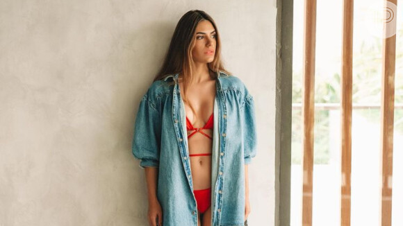 Jade Magalhães alia biquíni trendy vermelho a camiseta jeans. Detalhes do look!