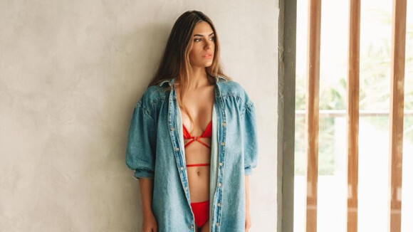Jade Magalhães alia biquíni trendy vermelho à camiseta jeans. Detalhes do look!