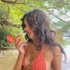 Bruna Marquezine exibiu cabelo cacheado natural em fotos na ilha em que vai passar Ano-Novo