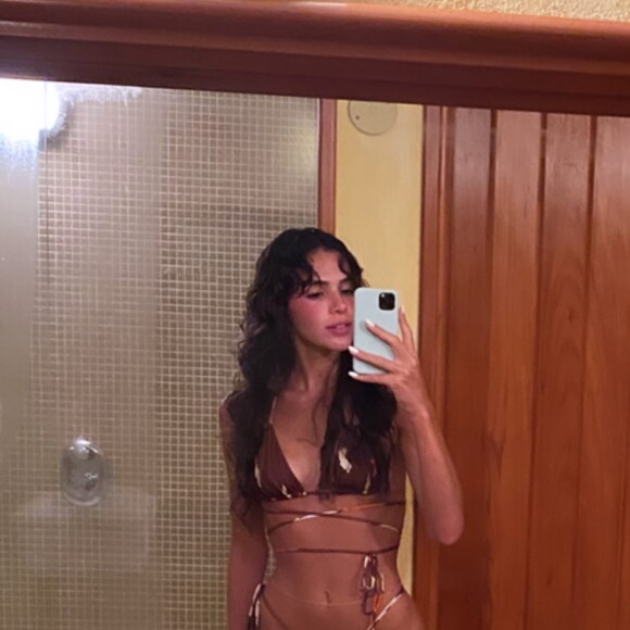 Bruna Marquezine usa biquíni com amarração fashionista em viagem
