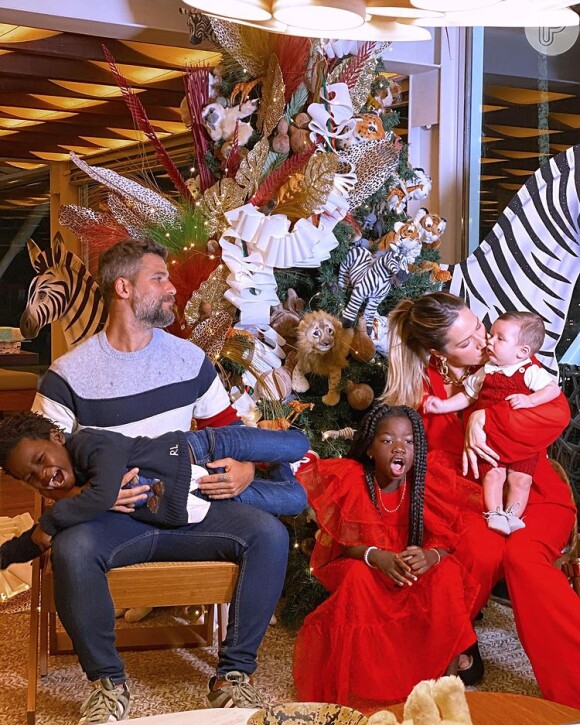 Giovanna Ewbank e Bruno Gagliasso festejaram natal em família com os três filhos
