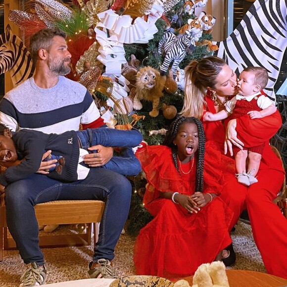 Giovanna Ewbank e Bruno Gagliasso festejaram natal em família com os três filhos