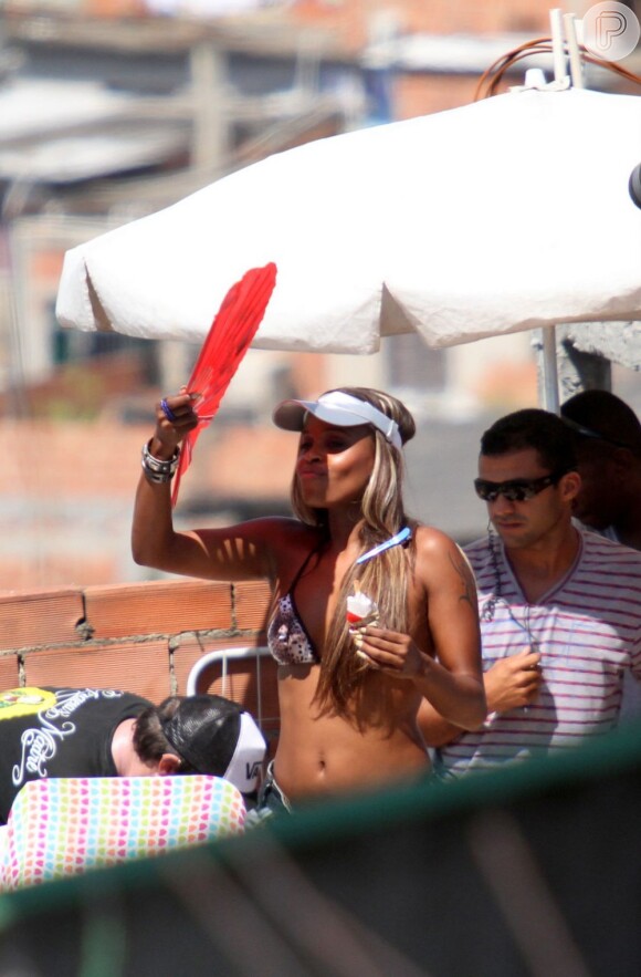 Roberta Rodrigues alivia calor com picolé e se diverte durante gravação de 'Salve Jorge' em 5 de março de 2013