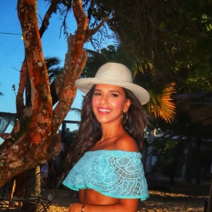 Mariana Rios viajou para Trancoso e apostou em look colorido em dia de praia