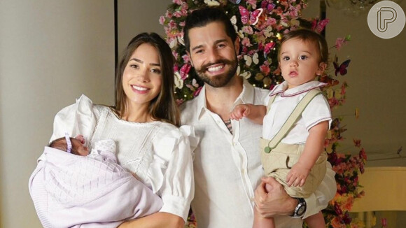 Alok e Romana Novais convidam médicos que assistiram parto de Raika para serem padrinhos da bebê, em 2 de janeiro de 2021