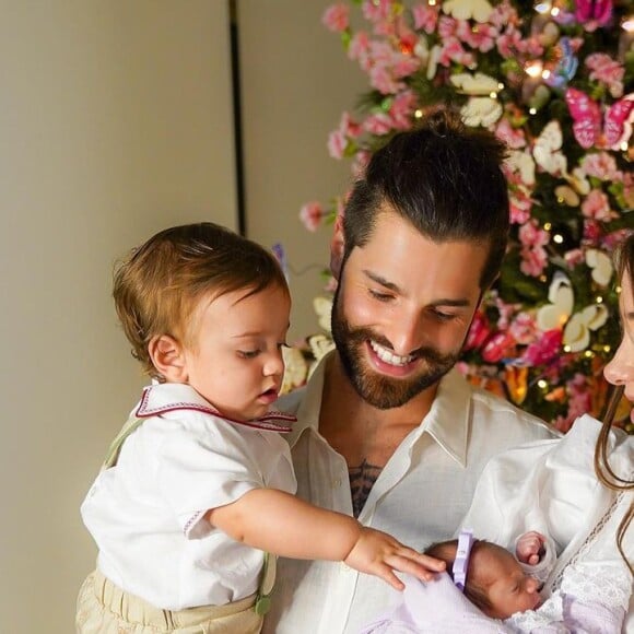 Alok e Romana Novais posam com os filhos Ravi e Raika