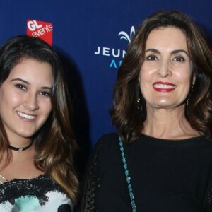 Filha de Fátima Bernardes, Bia Bonemer apostou em biquíni hot pant para passeio pelo litoral do Rio de Janeiro