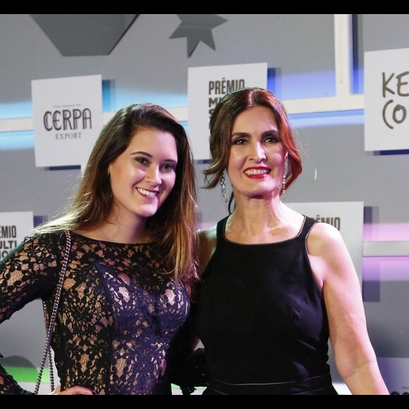 Filha de Fátima Bernardes, Bia Bonemer coleciona elogios por fotos de biquíni e ao lado dos pais