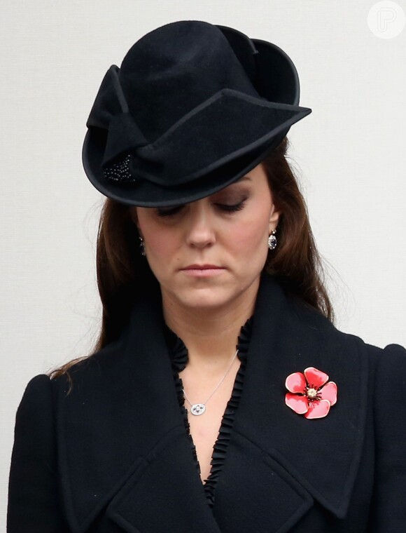 Kate Middleton se emociona durante a homenagem aos mortos da Primeira Guerra