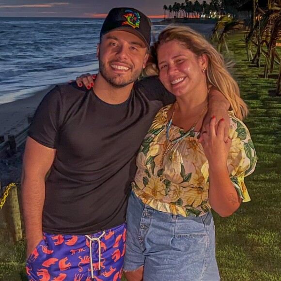 Marília Mendonça posta foto com Murilo Huff durante viagem de férias