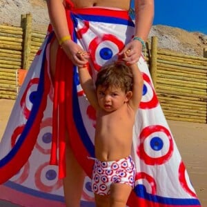 Marília Mendonça combina estampa de look com filho, Léo, em viagem