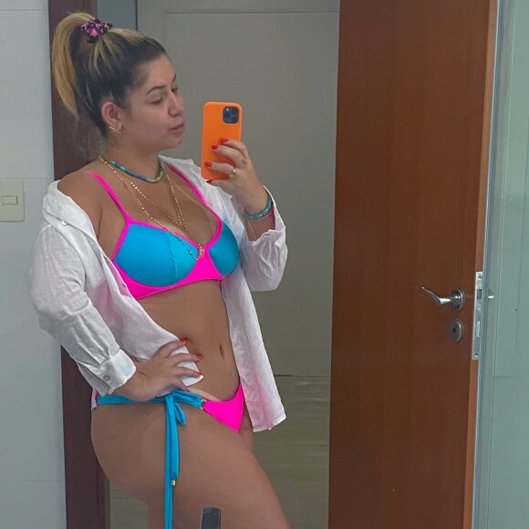 Mais magra, Marília Mendonça exibe bronze em foto de biquíni