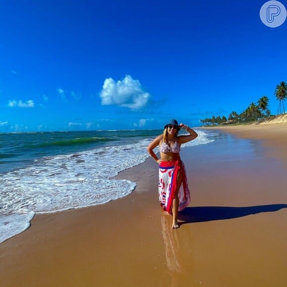 Marília Mendonça posa de biquíni em praia do Nordeste
