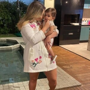 Marília Mendonça posa com filho, Léo, no colo em viagem de férias