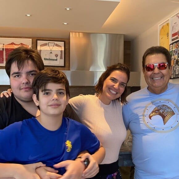 Fausto Silva em foto com a filha, Lara, fruto da relação com Magda Colares, Rodrigo e João Guilherme, do casamento com Luciana Cardoso