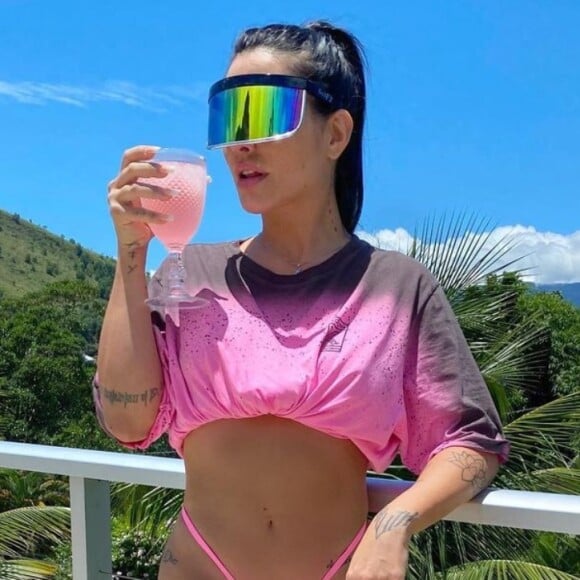 Foto de Cleo de biquíni conquista fãs e famosos na web