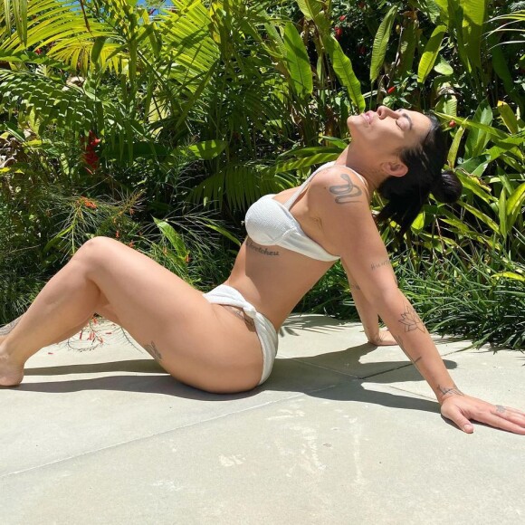 Beleza de Cleo impressiona famosas nas redes sociais