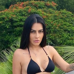 Mais magra, Cleo deixa corpo à mostra em biquíni estiloso