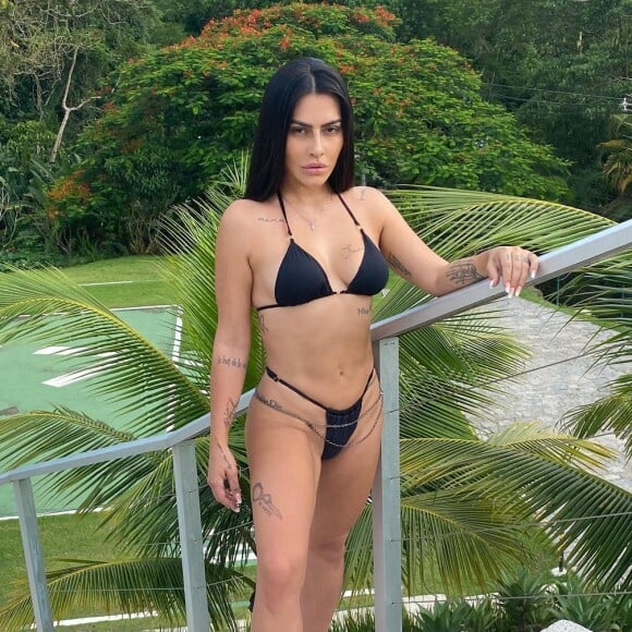 Mais magra, Cleo deixa corpo à mostra em biquíni estiloso