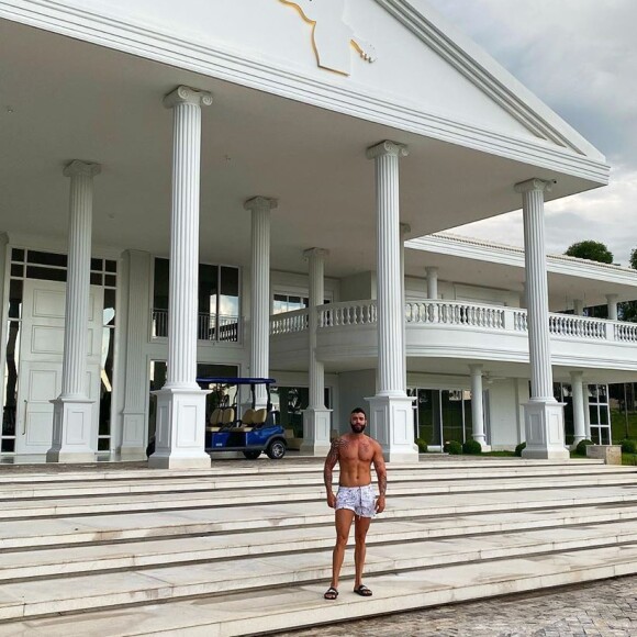 Fachada da casa de Gusttavo Lima em Goiânia, Goiás, chama atenção por semelhança ao Capitólio