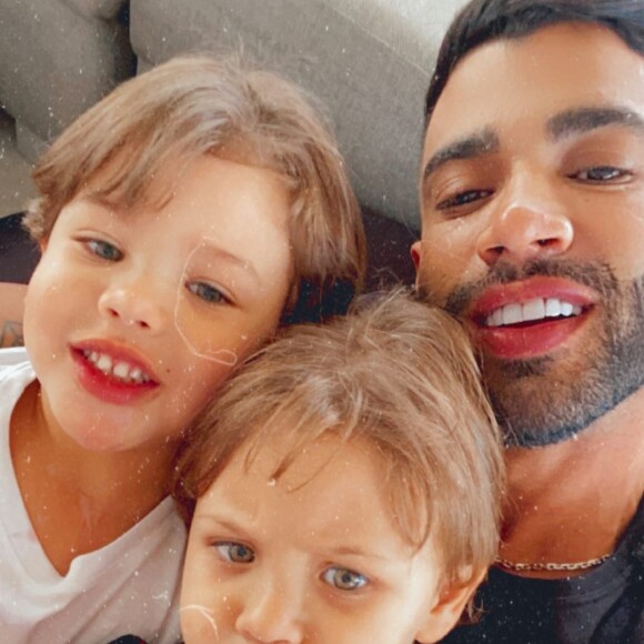 Gusttavo Lima fez selfie com os filhos, Gabriel e Samuel