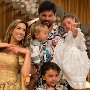 Patricia Abravanel fez balanço de 2020 ao postar foto com o marido, Fabio Faria, e os filhos, Pedro, Jane e Senor