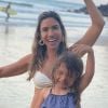 Patricia Abravanel se esbaldou em praia com a filha, Jane