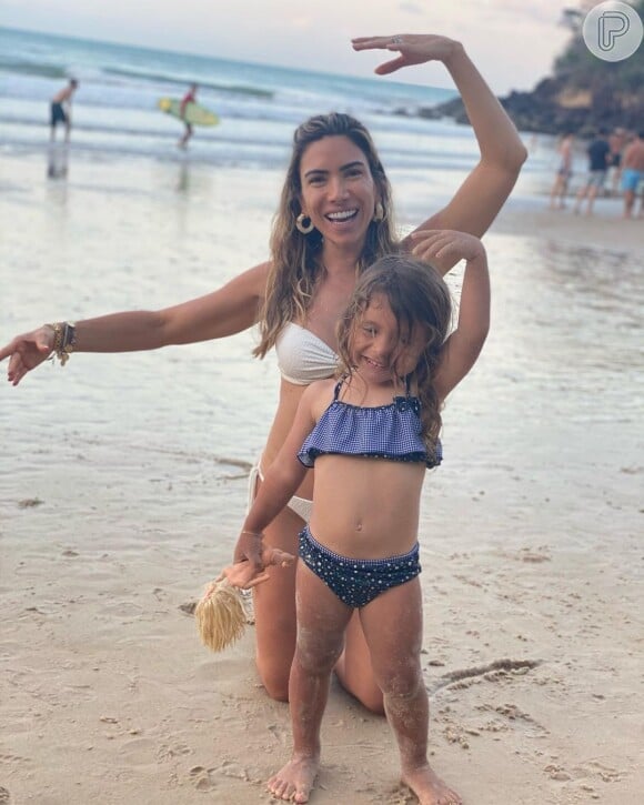 Patricia Abravanel se esbaldou em praia com a filha, Jane