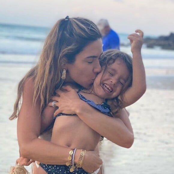 Patricia Abravanel teve companhia da filha, Jane, de quase 3 anos, em dia na praia