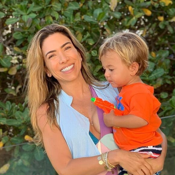 Patricia Abravanel apostou em destroyed jeans para dia de lazer com o filho caçula, Senor, de 1 ano