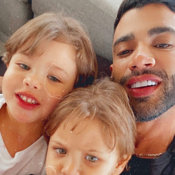 Gusttavo Lima está em Goiânia com os dois filhos dele com Andressa Suita