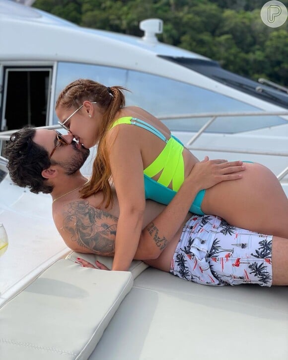 Fernando e Maiara troca beijo apaixonado em barco