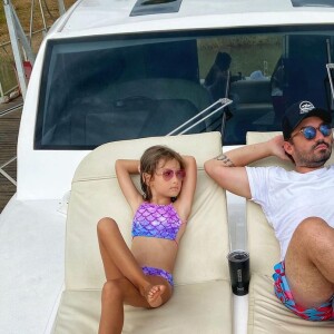 Fernando posa com a filha Alice, de 6 anos, durante passeio de barco