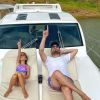 Fernando posa com a filha Alice em barco