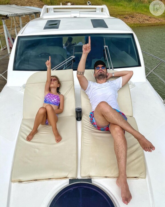 Fernando posa com a filha Alice em barco