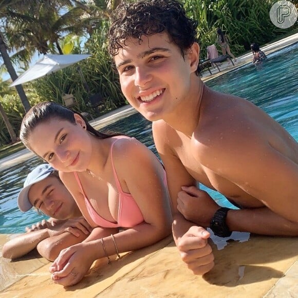 Sophia Valverde e Igor Jansen posaram com Enzo Krieger em dia de piscina