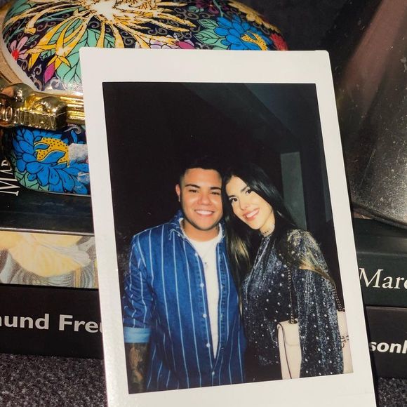 Felipe Araújo comemorou um ano de namoro com Estella Defant