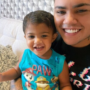 Felipe Araújo lamentou distância do filho, Miguel, de 1 ano